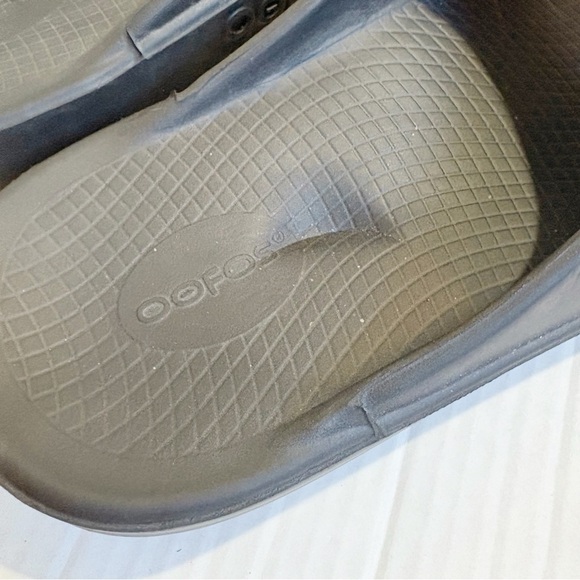 Oofos Ooah Slide Sandals Recovery Sandals Size 12 Size EU 45 Black Comfort Foam - Picture 4 of 8
